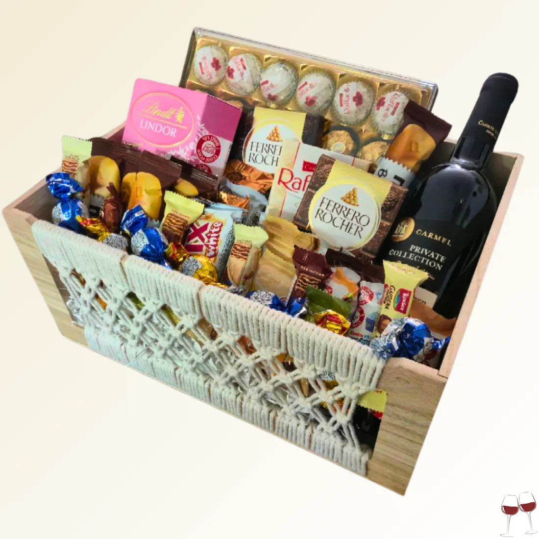 מארז "אביאל"- סלסלת עץ יוקרתית פרלינים ויין | שוקולטי