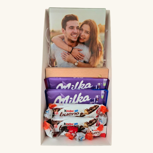זכוכית מוארת על מעמד עץ עם תמונה