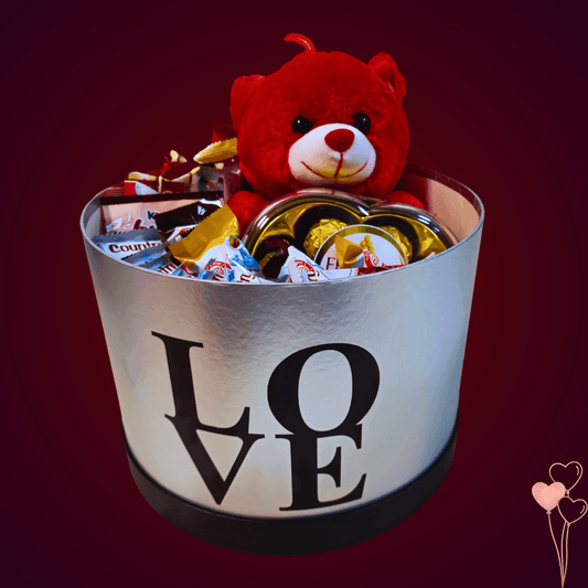 מארז "אופק" - מארז עגול עם כיתוב 'LOVE' ודובי | שוקולטי
