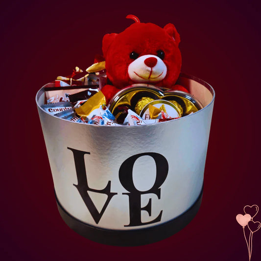מארז "אופק" - מארז עגול עם כיתוב 'LOVE' ודובי | שוקולטי