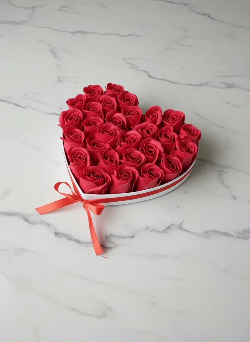 מגש בצורת לב מלא בפרחים - hearts N' roses | שוקולטי