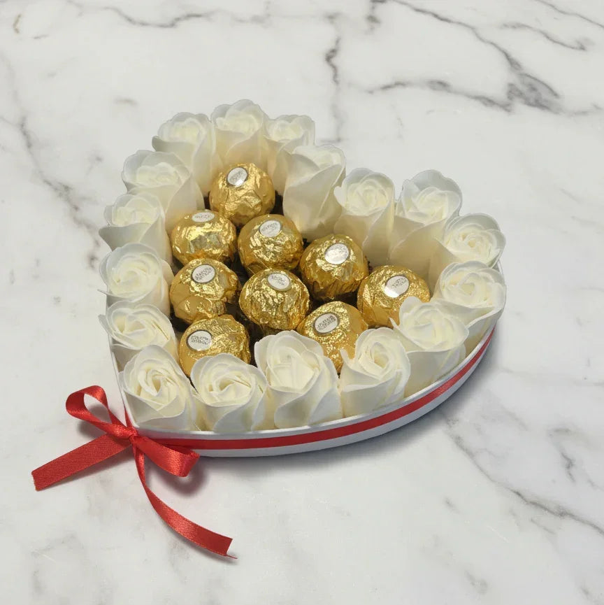 מגש Ferrero Rocher וורדים (Hearts N' Roses) | שוקולטי