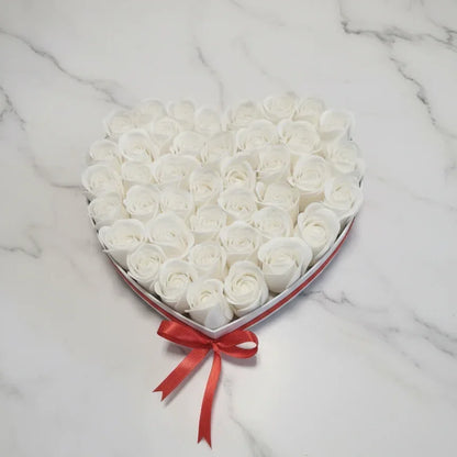 מגש בצורת לב מלא בפרחים - hearts N' roses | שוקולטי