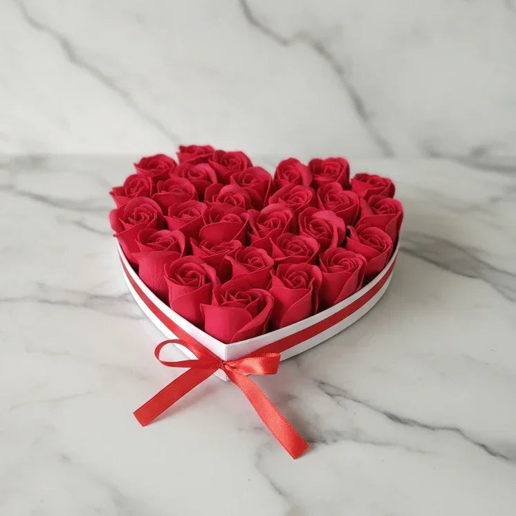 מגש בצורת לב מלא בפרחים - hearts N' roses | שוקולטי