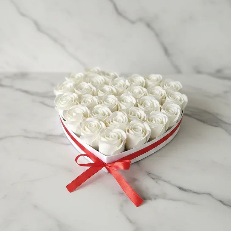 מגש בצורת לב מלא בפרחים - hearts N' roses | שוקולטי