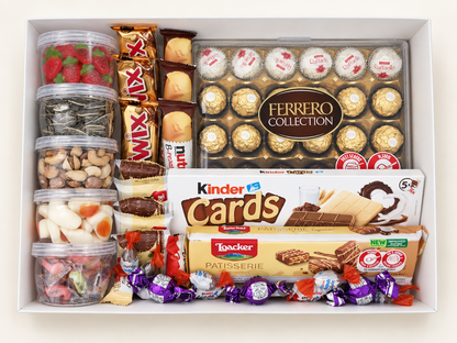 מארז שוקולד וממתקים עם Ferrero Collection, Kinder Cards, לואקר וחמש קופסאות נשנושים כולל גומי תות