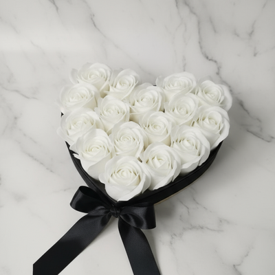 מגש בצורת לב מלא בפרחים - hearts N' roses | שוקולטי