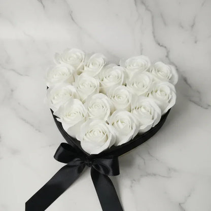 מגש בצורת לב מלא בפרחים - hearts N' roses | שוקולטי