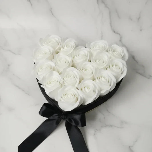 מגש בצורת לב מלא בפרחים - hearts N' roses | שוקולטי