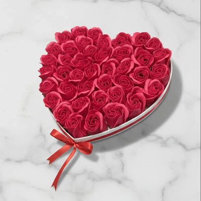 מגש בצורת לב מלא בפרחים - hearts N' roses | שוקולטי