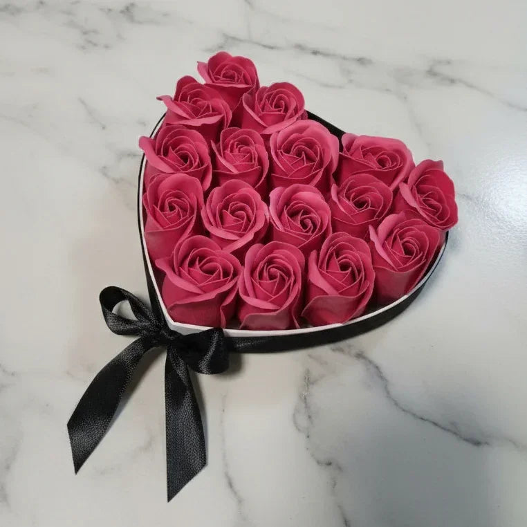 מגש בצורת לב מלא בפרחים - hearts N' roses | שוקולטי