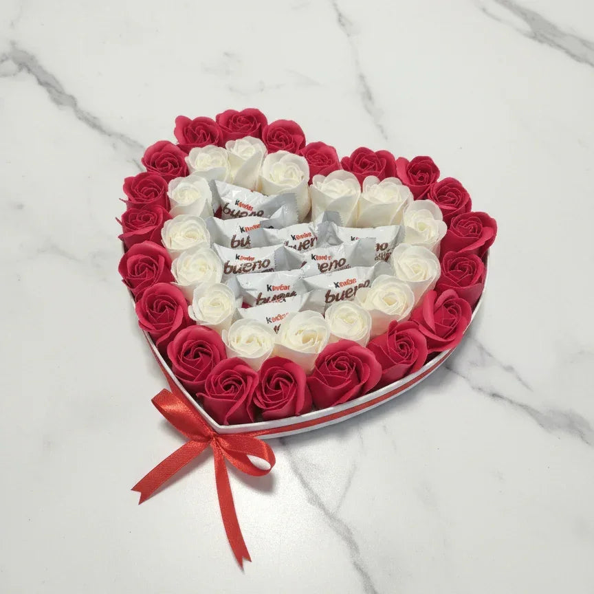 לב פרחוני ומתוק - מגש בצורת לב עם פרחים וקינדר בואנו | שוקולטי