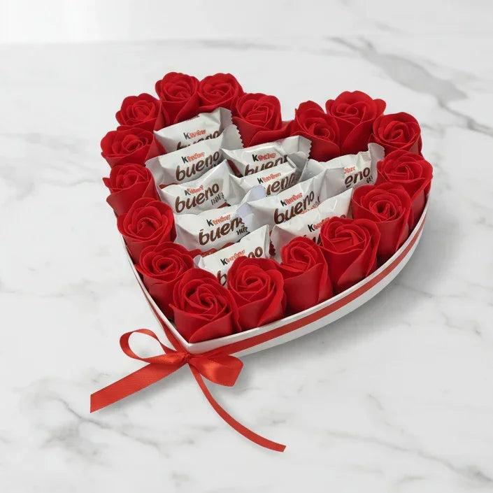 לב פרחוני ומתוק - מגש בצורת לב עם פרחים וקינדר בואנו | שוקולטי