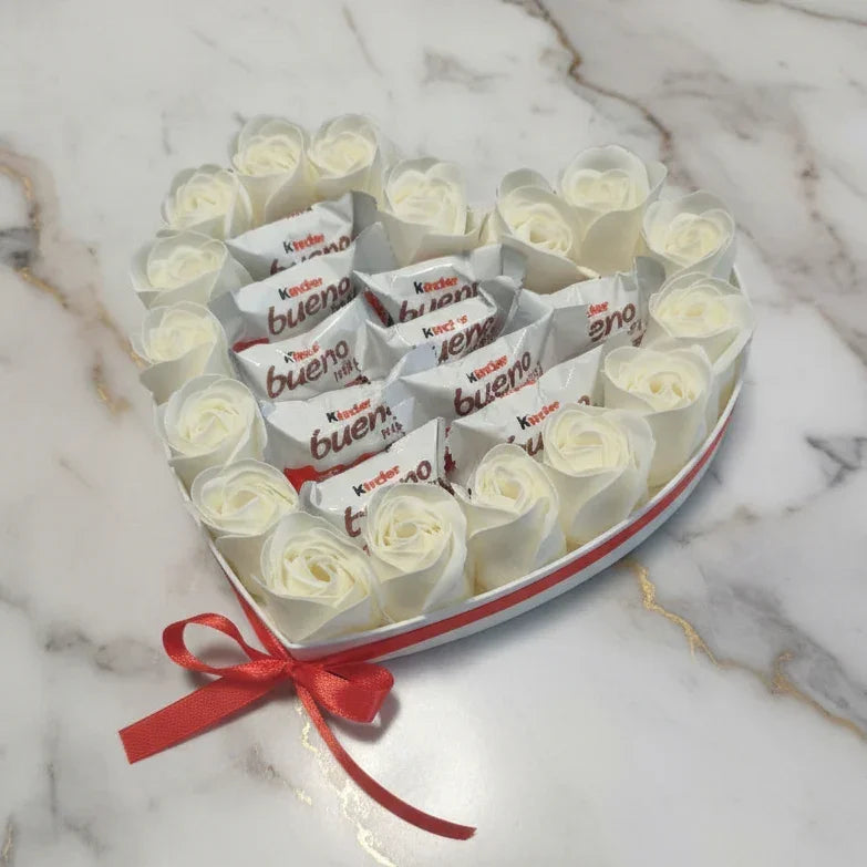 לב פרחוני ומתוק - מגש בצורת לב עם פרחים וקינדר בואנו | שוקולטי