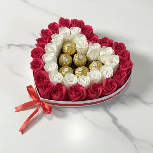 פריחת האהבה: מגש לב פרחי סבון (אדום-לבן) ופררו רושה - hearts N' roses